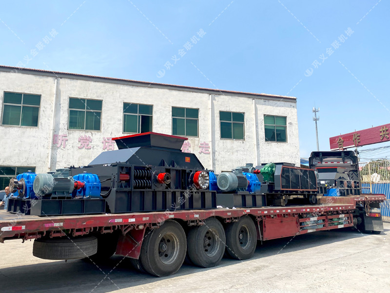 1200*1200雙齒輥破碎機(jī)，兩臺(tái)900*900軌道移動(dòng)雙齒輥破碎機(jī)發(fā)往云南
