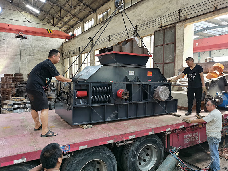 2PG1200x800型半自動液壓對輥破碎機發(fā)貨圖片
