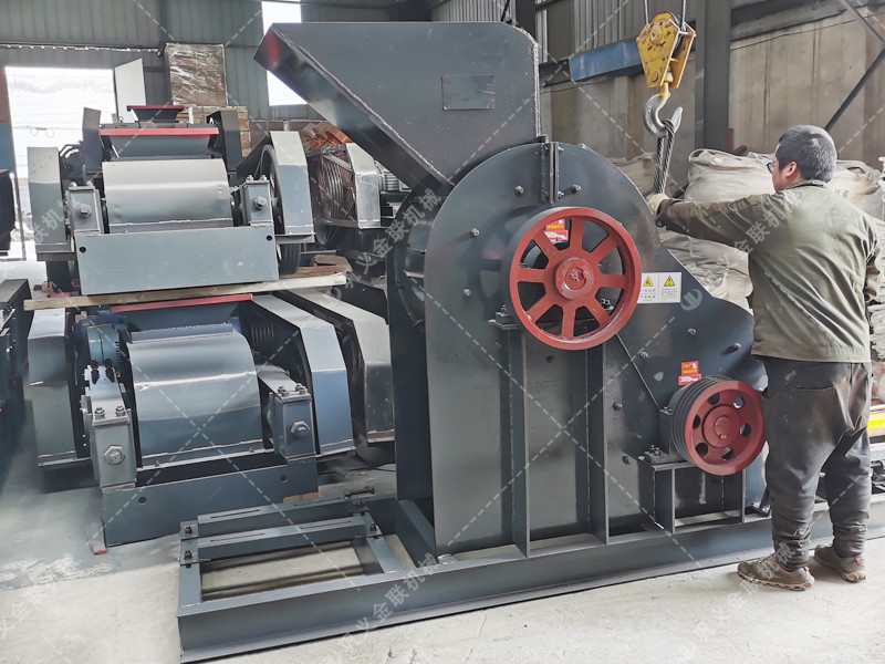 SCF800X800中型雙級(jí)粉碎機(jī)發(fā)往云南楚雄磚廠粉碎土和頁巖