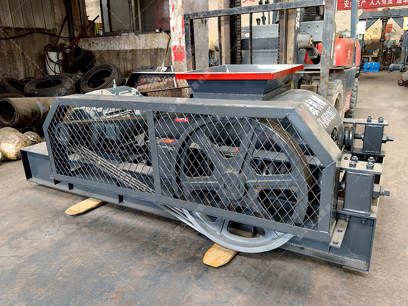 2PG450X500對輥破碎機(jī)發(fā)往福建泉州破碎石英砂