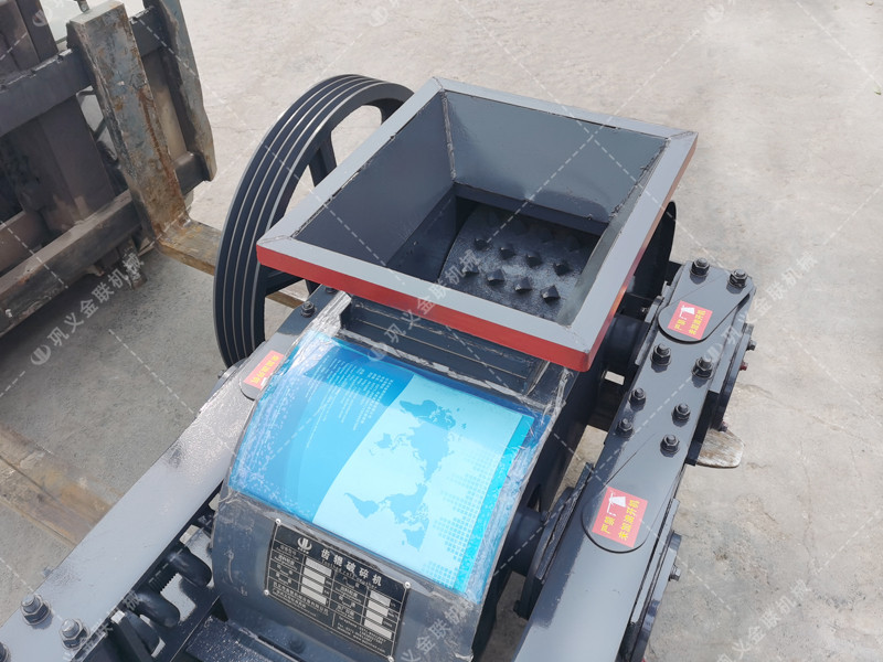 2PGC400X250小型雙齒輥破碎機(jī)發(fā)往安徽蚌埠破碎玻璃