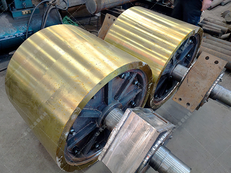 GS800X800對輥破碎機總成發(fā)往安徽阜陽