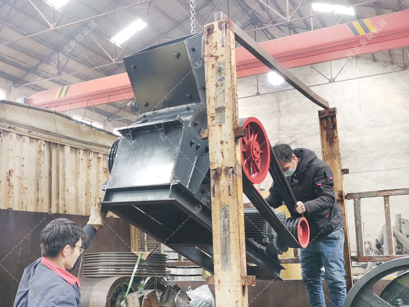 PC310X520錘式破碎機(jī)發(fā)往河南洛河破碎化工產(chǎn)品
