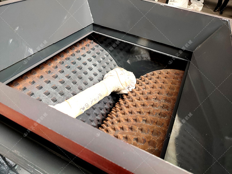 2pgc600*900雙齒輥破碎機發(fā)往安徽淮南_破碎煤矸石