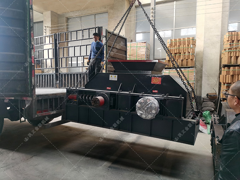 2PG610*400對輥破碎機(jī)發(fā)貨現(xiàn)場_發(fā)往福建_鵝卵石制砂