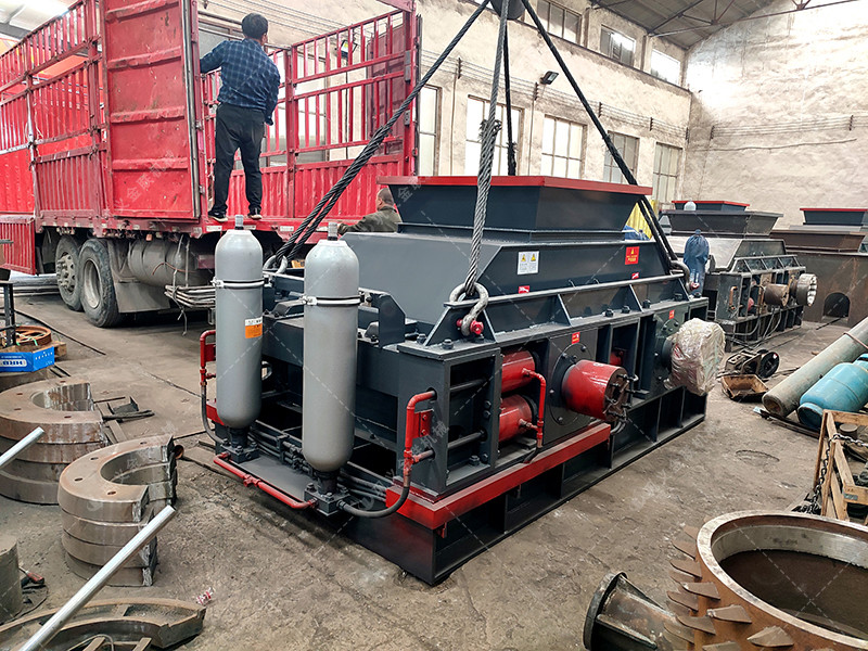 兩臺大型液壓對輥破碎機征戰(zhàn)沙場 兩臺大型液壓對輥破碎機征戰(zhàn)沙場
