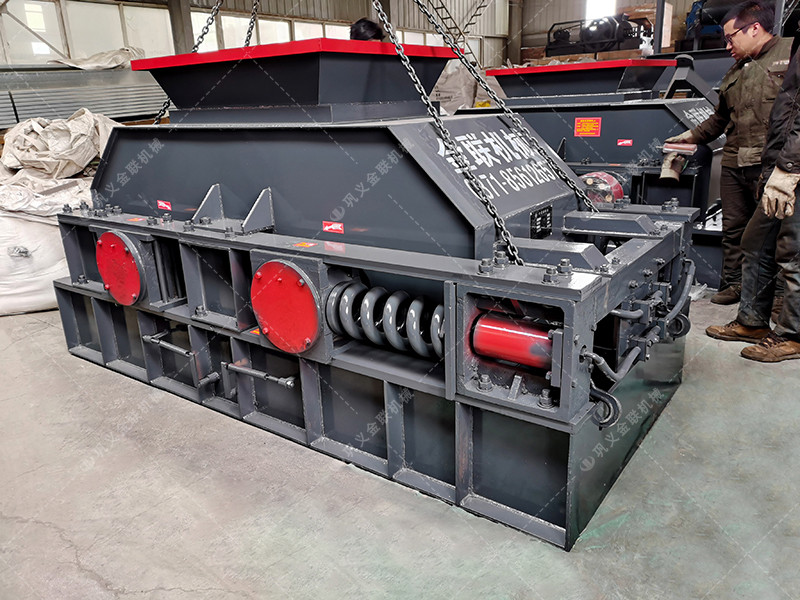 中型1000x700直連式對(duì)輥破碎機(jī)發(fā)往廣東
