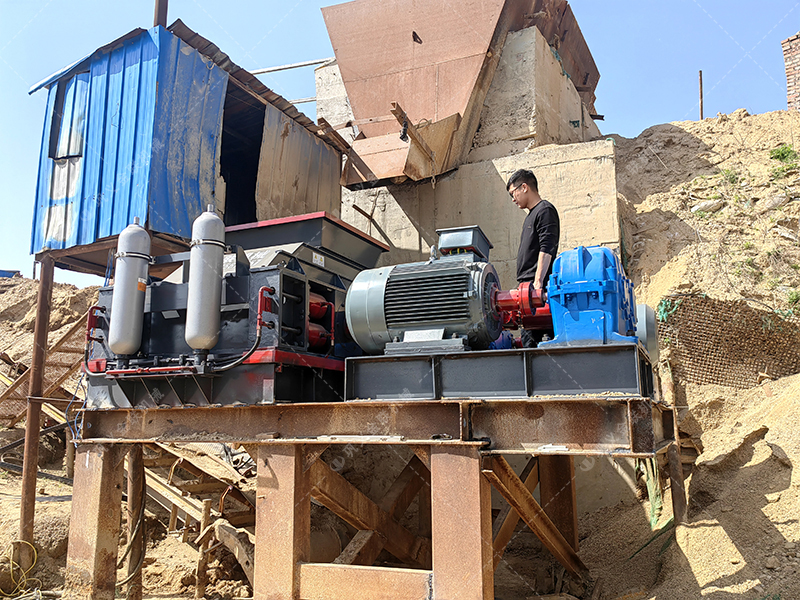 青石制砂難題多？對輥破碎機(jī)如何輕松應(yīng)對？