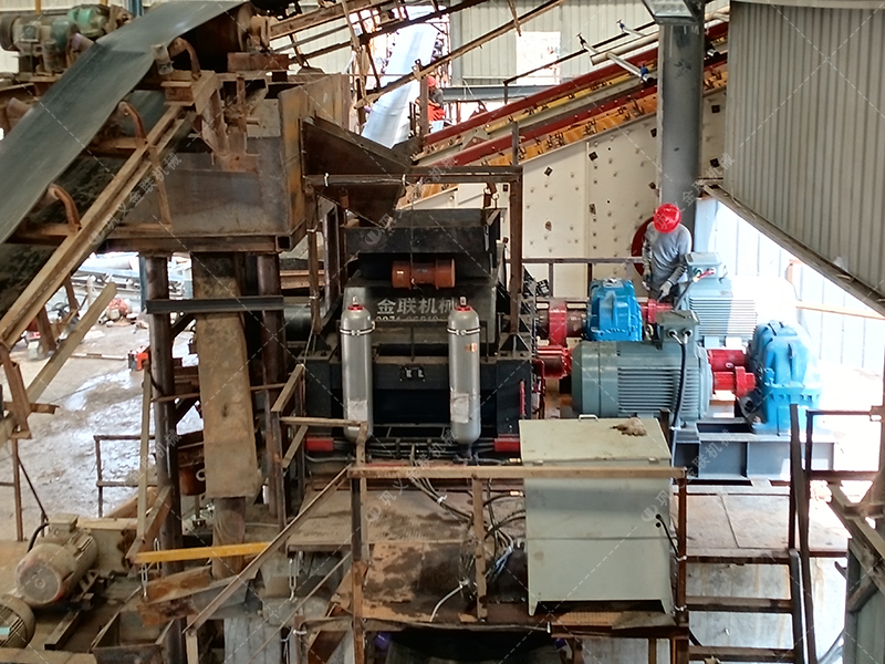 時產(chǎn)100噸和200噸的石灰石生產(chǎn)線，選擇的液壓對輥制砂機有何不同？